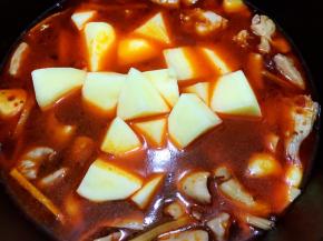 加入土豆块，再煮20分钟即可