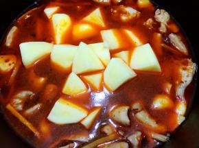 加入土豆块，再煮20分钟即可