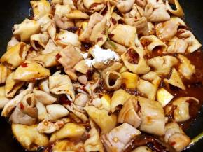 加入盐和鸡粉翻炒几分钟