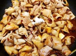 加入盐和鸡粉翻炒几分钟