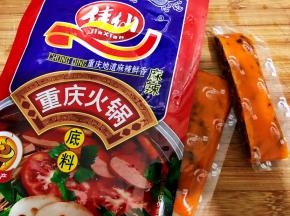 取一小块火锅底料