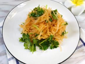 清爽脆嫩的凉拌红油萝卜丝就完成了