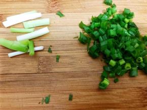 葱白切段，葱叶切葱花