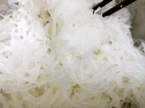 加入白糖拌匀