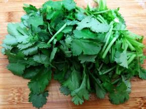 香菜洗净切段