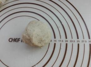 制作油酥：将所有油酥所需要的食材全部混合，将其混合成无干粉状态，可以成团即可，如图所示，同样盖好保鲜膜。