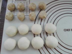 将水油皮面团同油酥面团分别等分为8份，将其揉圆，盖好保鲜膜进行醒发20分钟。