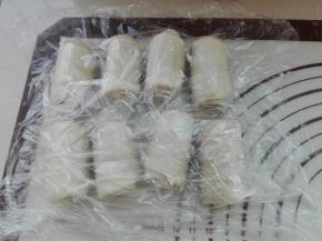 依次全部卷好，盖好保鲜膜醒发10分钟。