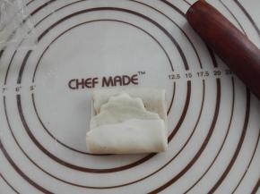 将卷过两次的面卷，再次用擀面杖将其擀成长条，三折，如图所示。