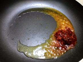 加入郫县豆瓣酱炒出红油