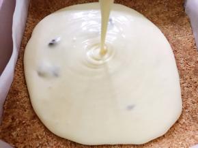 取出饼干底，倒入做好的芝士糊