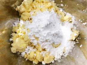 盆里放入奶油奶酪和糖粉