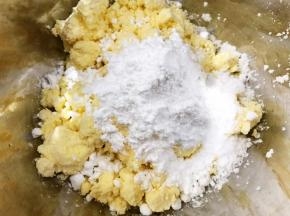 盆里放入奶油奶酪和糖粉