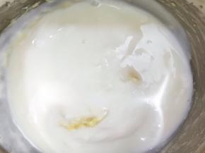 加入原味浓稠酸奶拌匀