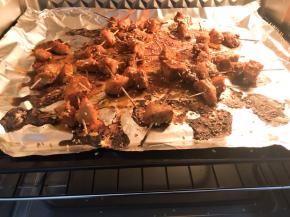 200度13分钟开烤，中途翻面撒上芝麻～