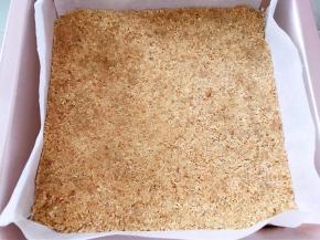 用勺子压紧压实后放入冰箱冷藏半小时