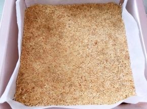 用勺子压紧压实后放入冰箱冷藏半小时