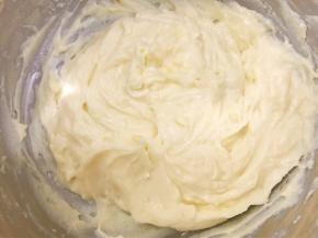 打发至顺滑状态（我的奶酪冷冻过有颗粒，所以我隔热水打发的很顺滑无颗粒哦）