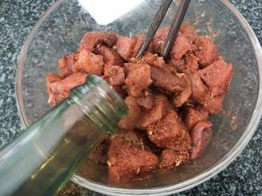 加入料酒搅拌均匀