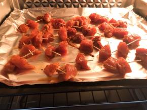 烤箱预热200度5分，牙签串肉，放入烤箱