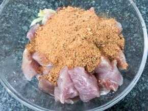 肉切拇指大小，放入姜片调味料