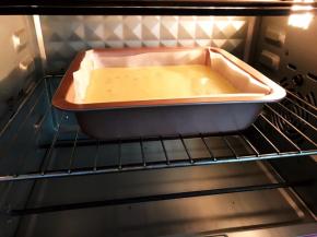 放入预热好的烤箱中层上下火，先140度烤40分钟，再转180度烤10分钟上色