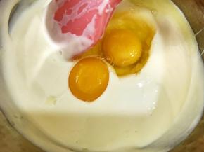 加入一个全蛋和一个蛋黄拌匀