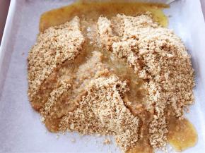 融化的黄油倒入饼干末里拌匀