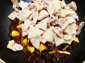 倒入肥肠翻炒