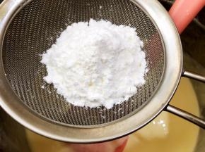 筛入玉米淀粉翻炒均匀