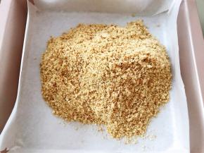 烤盘里铺上油纸
饼干用擀面杖擀成碎末