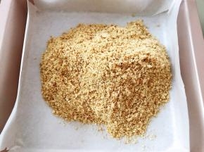烤盘里铺上油纸
饼干用擀面杖擀成碎末
