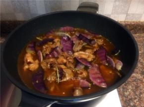 加入适量清水大火煮开后转中火煮至汤汁浓稠。（清水淹没菜即可）