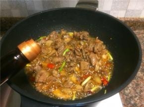 倒入适量生抽翻炒均匀。