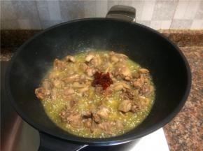 放入豆瓣酱翻炒出香味。