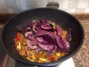 放入红扁豆翻炒1分钟。