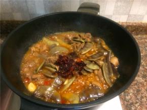 起锅前加入老干妈油辣椒翻炒均匀即可。