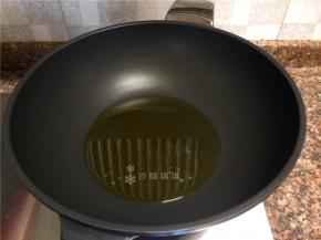 热锅倒油烧至八成热。