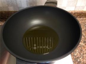 热锅倒油烧至八成热。