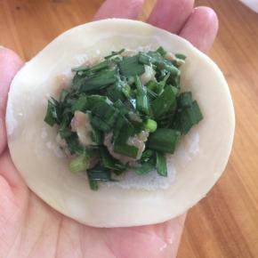 这是现买的饺子皮，比较干，我习惯在饺皮周围抹上一点点水，这样比较好粘合。如果是自己擀的皮就省略这步。