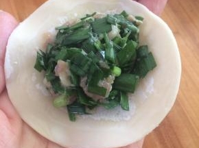 这是现买的饺子皮，比较干，我习惯在饺皮周围抹上一点点水，这样比较好粘合。如果是自己擀的皮就省略这步。