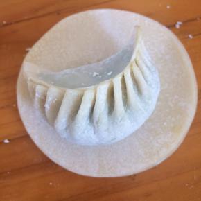 左手推右手捏，打出褶子捏紧。我们不赶时间，慢慢来，不用着急。