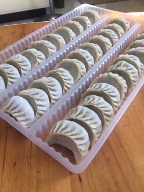 这是包好的1/3，其他放冰箱冷冻了。
包好的饺子如果不急着吃或吃不完都要放冰箱冷冻保存。