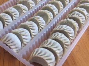 这是包好的1/3，其他放冰箱冷冻了。
包好的饺子如果不急着吃或吃不完都要放冰箱冷冻保存。
