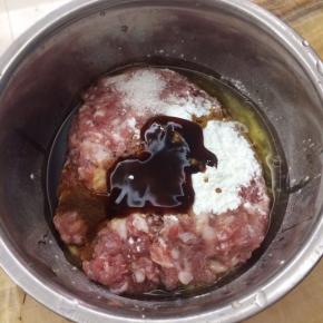 猪肉洗净剁碎，也可以卖肉的时候叫肉档老板绞碎，加盐，白糖，生抽，蚝油，玉米淀粉，植物油拌匀拌均匀，然后把葱姜水分多次加入肉里顺通个方向搅拌，每次的葱姜水都要被肉吸收了之后再加第二次。注意的是这里面的葱姜水不一定全部都用完，因为肉的肥瘦吸收的水分都不一样的，看状态加水。饺子馅不宜太湿，太湿不好包。