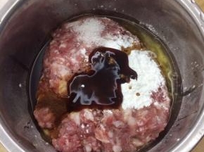 猪肉洗净剁碎，也可以卖肉的时候叫肉档老板绞碎，加盐，白糖，生抽，蚝油，玉米淀粉，植物油拌匀拌均匀，然后把葱姜水分多次加入肉里顺通个方向搅拌，每次的葱姜水都要被肉吸收了之后再加第二次。注意的是这里面的葱姜水不一定全部都用完，因为肉的肥瘦吸收的水分都不一样的，看状态加水。饺子馅不宜太湿，太湿不好包。