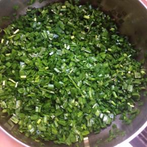 韭菜洗净稍稍控干一下水份，切成小粒状放进一个比较大的盘里，往韭菜盘里倒少许植物油颠几下，让韭菜裹上一层薄薄的油，这样会帮助韭菜锁住水分，不容易出水。