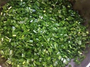韭菜洗净稍稍控干一下水份，切成小粒状放进一个比较大的盘里，往韭菜盘里倒少许植物油颠几下，让韭菜裹上一层薄薄的油，这样会帮助韭菜锁住水分，不容易出水。