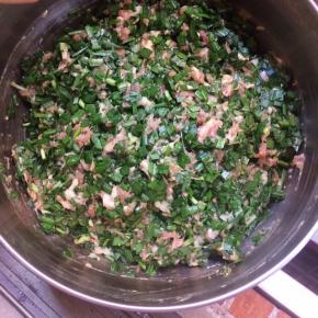 拌好的猪肉倒进韭菜盆里拌匀即可。