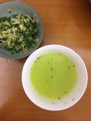 姜剁碎，小葱切碎放在碗里，加入80克清水，用手抓几下，抓出葱姜水，滤去葱姜渣，只留葱姜水备用。